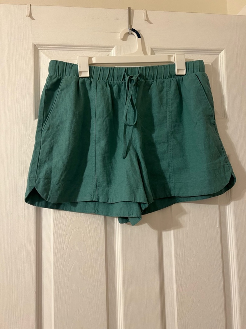 Universal Thread Woman's High Rise Pull On Shorts With DrawString In Green